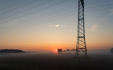 Sonnenaufgang und Strommast