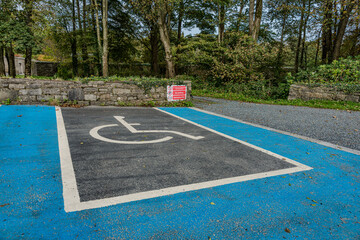 reservierter Parkplatz für Rollstuhlfahrer - obrazy, fototapety, plakaty