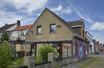 Graffitis sur les maisons et autres bâtiments dans le village abandonné de Doel (B) ...