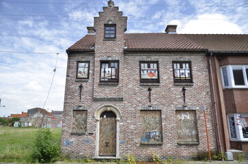 Graffitis sur les maisons et autres bâtiments dans le village abandonné de Doel (B)  photographiés en août 2013.