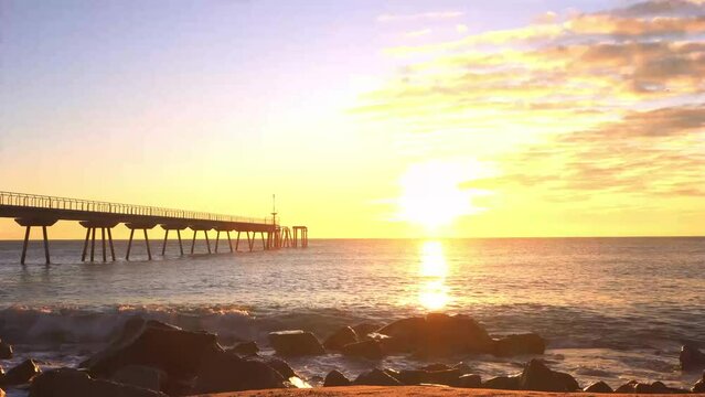 Puente del Petroli, Badalona, ​​Espa&ntilde;a. TimeLapse capturado durante el amanecer de Enero.