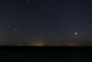 Fototapeta premium 水平線に沈みゆくオリオン座