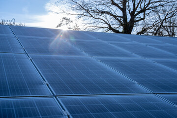 Von Eisschicht bedeckt Photovoltaik Module an einem sonnigen Wintertag