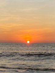 Sun landed exactly on the horizontal sea