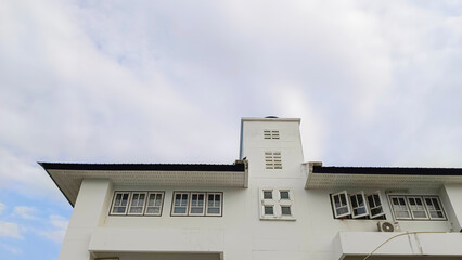 detached dormitory with flat roof and a cloudy sky