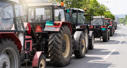 Schilderijen op glas Farmers blocked traffic with tractors during a protest © scharfsinn86