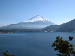 Naklejka na ściany i meble 春の精進湖と富士山の風景