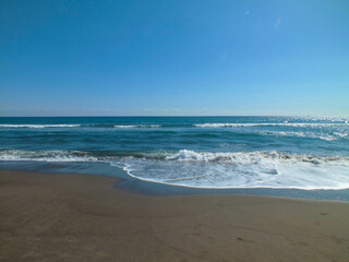 Fototapeta na wymiar 千葉の海 砂浜と打ち寄せる波