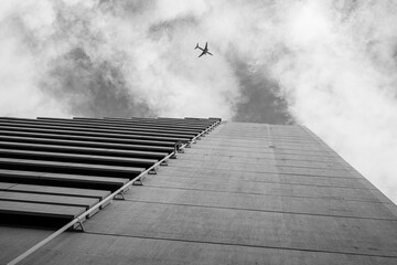 閉館したビルと飛行機
Buildings awaiting demolition and aircraft in flight