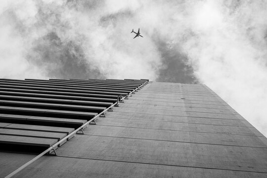閉館したビルと飛行機
Buildings awaiting demolition and aircraft in flight