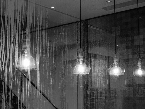 窓を叩く雨と印象的な照明
Rain beating on the windows and impressive lighting