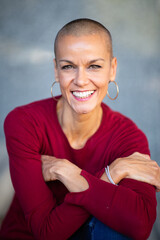 Obraz premium Close up smiling woman with shaved head