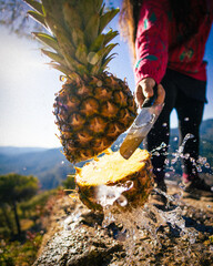 corte de pi&ntilde;a con cuchillo 