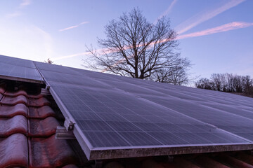 Von Frost bedeckte Solarmodule auf einem Hausdach an einem Wintertag, Morgenstimmung, Oberfranken,...