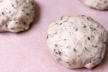 パン生地・黒胡麻