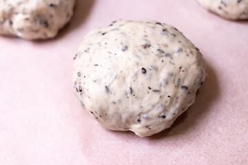 パン生地・黒胡麻