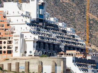 Construcción ilegal abandonada del hotel El Algarrobíco en el parque natural del Cabo de Gata de Almería, España