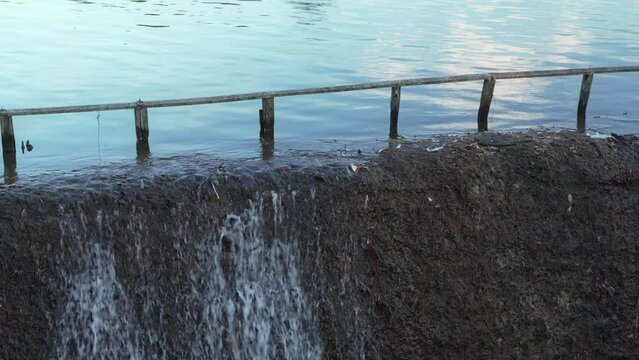 池の水が溢れて流れていく