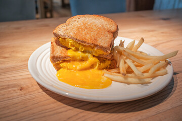 チーズと卵のサンドイッチ