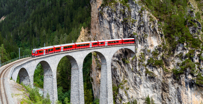 Zug der Rh&auml;tischen Bahn auf Landwasserviadukt, Graub&uuml;nden, Schweiz