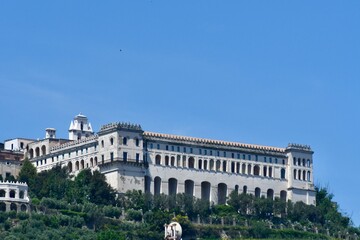 Fototapeta na wymiar Monastero di San Martino sulla collina del Vomero vista dal porto di Napoli .