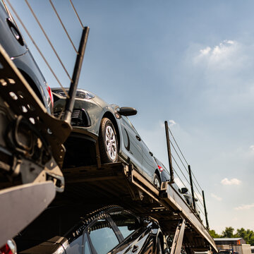 Car transport by lorry and car transporter