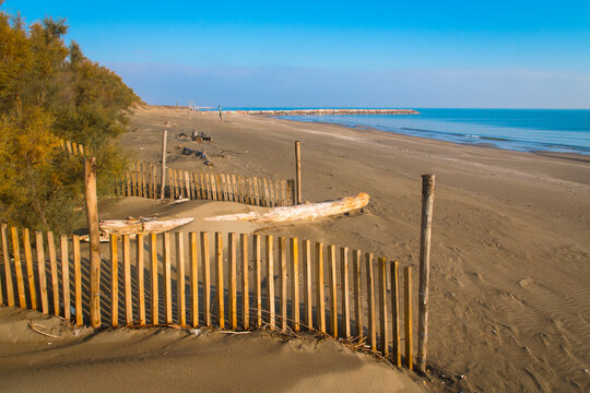 Uno steccato sulla spiaggia di Pellestrina, isola della laguna di Venezia, in una giornata invernale con il sole