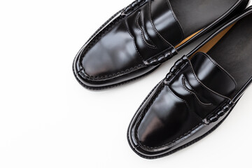 白背景にローファー