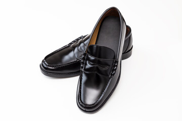 白背景にローファー