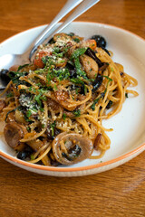 Stir-fried spaghetti with dried chili and sausage