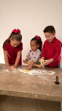 niños contentos y felices preparando la masa para hacer galletas pizza pastel poniendo harina sobre la mezcla para hornear y compartir con su familia