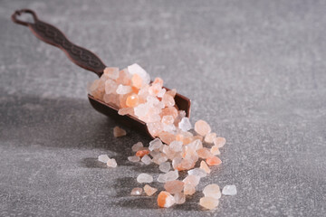 Spice spoon is filled with pink Himalayan salt.