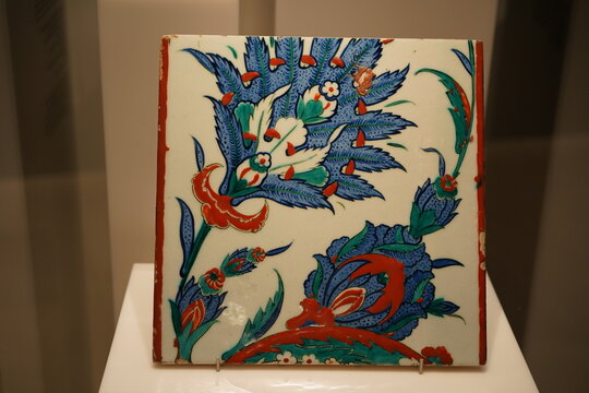 Wandfliese aus Iznik in der James-Simon-Galerie in Berlin am 30.01.2024
