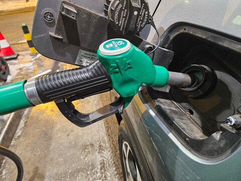 Pistolet do tankowania samochodu na stacji paliw. Benzyna e10. 