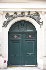 Grand portail décoré à Paris. France