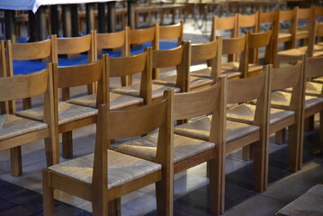 Chaises en bois à l'église