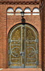 Reich verziertes s&uuml;dwestliches Portal der denkmalgesch&uuml;tzten Basilika "St. Peter & Paul" in Nauen
