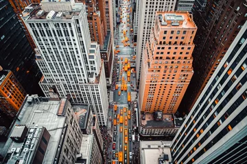Keuken foto achterwand New York taxi High-angle shot of a bustling New York street with yellow taxis and dense city architecture.