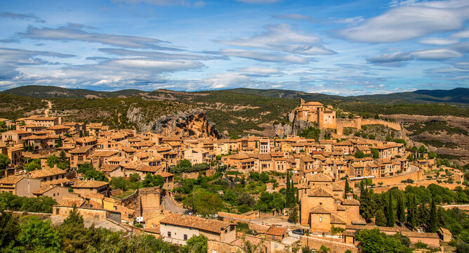 Vue panoramique des montagnes aragonaises et du village m&eacute;di&eacute;val d'Alqu&eacute;zar, Aragon, Espagne