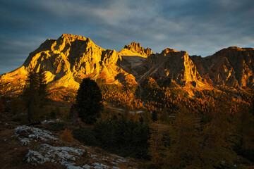Naklejka premium Dolomites Mountains in autumn season. Golden hour sunset