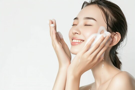 洗顔をする肌の綺麗な日本人女性（スキンケア・美肌・モデル） 