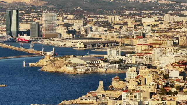 Vue a&eacute;rienne de la plage des Catalans &agrave; Marseille avec le Cercle des Nageurs et le Vieux Port en arri&egrave;re plan