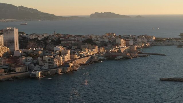 Vue a&eacute;rienne de Marseille, Corniche Kennedy, Vallon des Auffres et Endoume