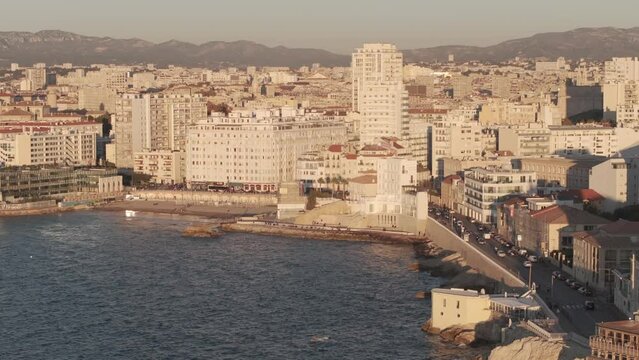 Vue aérienne de la plage des Catalans à Marseille avec le Cercle des Nageurs et le Vieux Port en arrière plan