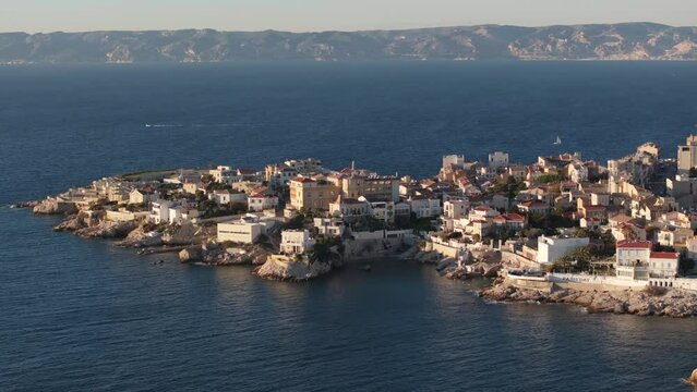 Vue a&eacute;rienne de Marseille, Corniche Kennedy, Vallon des Auffres et Endoume