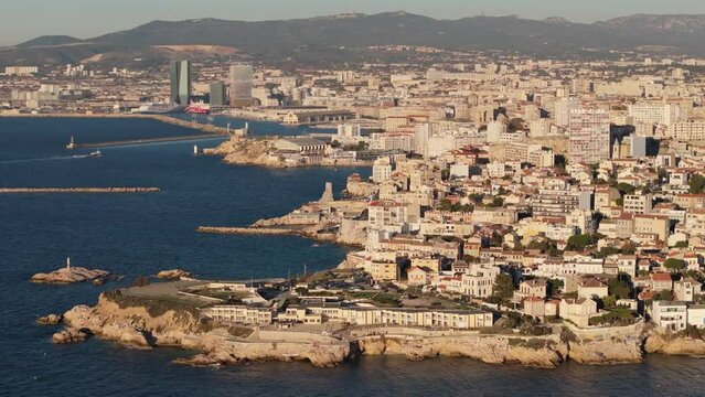 Vue a&eacute;rienne de Marseille, Corniche Kennedy, Vallon des Auffres et Endoume