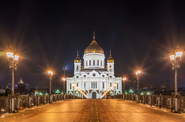 Fototapeta na wymiar Cathedral of Christ the Savior and Patriarshy bridge at night in Moscow, Russia