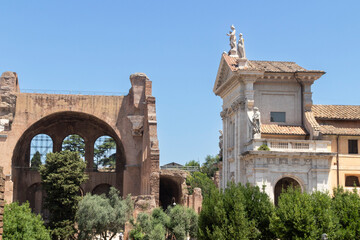 Restos de las edificios de la antigüedad ubicados en el foro de Roma en Italia