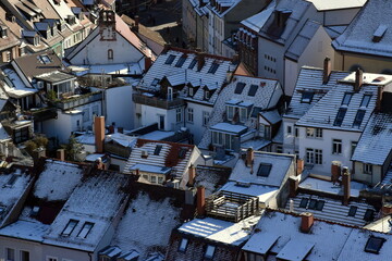 Fototapeta premium Verschneite Dächer in der Altstadt von Freiburg
