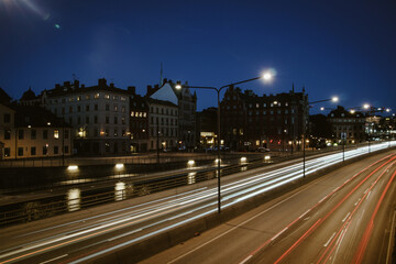 Fototapeta premium a view of a city street filled with traffic at night